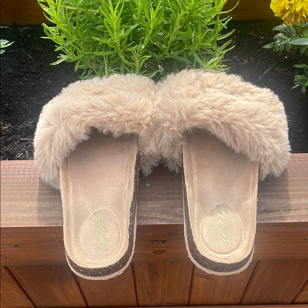 Aerie Cream Plush Slide Sandals - Picture 7 of 8